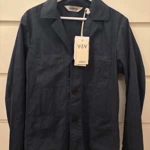 Aspesi overshirt - Tvärfet Aspesi Overshirt. Ser lite ut som en kavaj. Den är gjord av 100% bomull.Skick 10/10, den är inte använd en enda gång, och alla lappar sitter kvar. Nypris ligger mellan 3000-4000kr. Priset är inte hugget i sten! Fråga på!