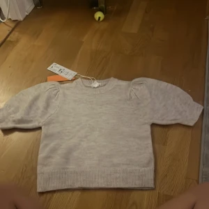 En helt ny tröja men inte min storlek 😊 - Storlek 134/140 Y kn cropped sleeved top 