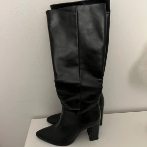 Knähöga stövlar med klack - Läderstövlar med klack på ungefär 8cm, spetsig tå och knähöga 