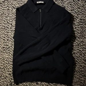 Två Zara 1/4 zips - Rätt bra skick och riktigt bra passform. Nypris var väl 350kr styck så 200kr för båda är bra ändå