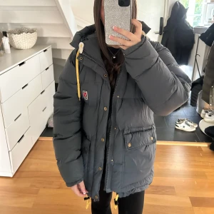 Fjällräven vinterjacka  - Säljer min fjällräven jacka för att den var lite för lång på mig som är 162 annars satt den bra på mig som har XS även fast jackan är S! Jackan är mörkgrå fast ljuset gör så att den ser blå ut på andra bilden, modell: expedition lite(gammal modell)