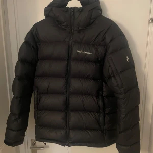 Peak performance jacka - Peak performance Frost down jacka I bra skicka, dragkedjan är bytt men det syns bara från insidan. Perfekt till vintern då det är en tjock och varm jacka, Storlek S Kan gå ner i pris vid snabb affär 
