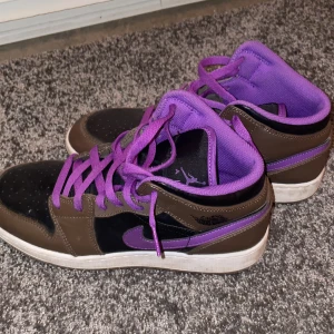 Air jordans  - Hejsan, dessa skor är nyligen köpta, använts ett par gånger men är helt perfekta. 