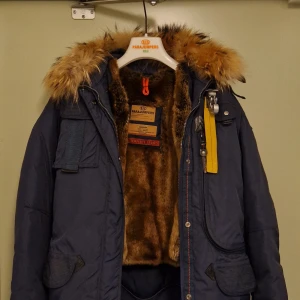Vinterjacka parajumpers  - Vinterjacka i NYskick, finns inget att anmärka på förutom dragkedjan till tillhörande innerväst (går lätt att fixa hos skräddare då endast haken lossnat. Västen knapps även på med tryckknappar.  90% dun 10% fjäder  