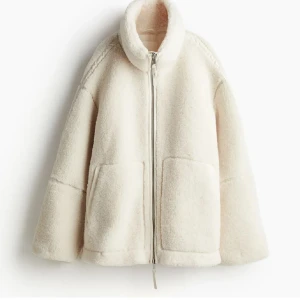 Teddy jacka hm - Säljer denna populära slutsålda teddy jackan från hm i storlek s! Använd 1 gång, jättefint skick!!❤️