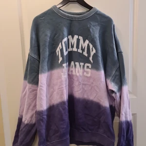Färgglad sweatshirt från Tommy Jeans - Tröjan är i L men passa mer som XL. 