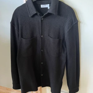 Overshirt  - Säljer min overshirt från weekday. Den är knappt använd och i väldigt bra skick. Storlek XS men stor is storlek så passar S/M. Hör av er vid frågor!