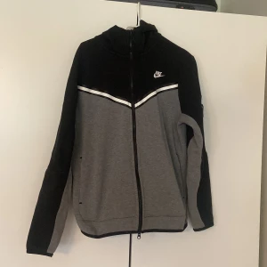 Nike tech fleece - En snygg Nike tech som är i storlek L men är krympt i tvätten till s/m