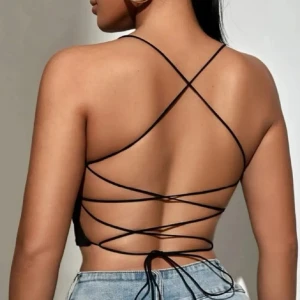 Svart croppad linnetopp med snörning - Säljer en snygg svart croppad linnetopp med tunna axelband och en cool snörning i ryggen. Perfekt för sommardagar eller en utekväll. Toppen är i ett mjukt och stretchigt material som sitter bekvämt och aldrig kommit till användning.