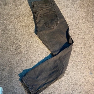 Straight leg jeans - Säljer ett par gråa / washed straight leg jeans från only & sons storlek W30 L34 i mycket fint skick. Sparsamt använda!  Mått: Total längd - 107cm Beninnerlängd- 80cm Midja - 41cm