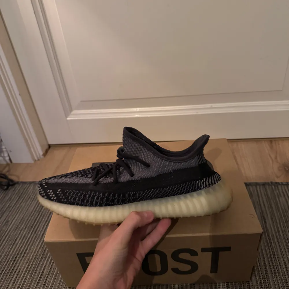 Säljer ett par svarta Adidas Yeezy Boost 350 V2. De är i nyskick därav är använda ett fåtal gånger. Skorna har dessvärre en skada som min hund har gjort på höger sko vid hälen! Storleken på skorna är 40!. Skor.