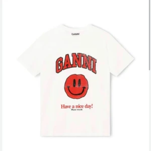 Ganni t-shirt  - Säljer denna jätte snygga t-shirt från ganni💘 endast använd 3ggr så är i ett jätte bra skick💘 den har inga defekter eller liknande💘