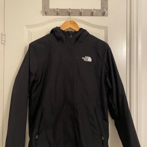 The North Face  - Säljer denna the north face jackan den använder inte den lika mycket längre. Jackan är i bra skick. 