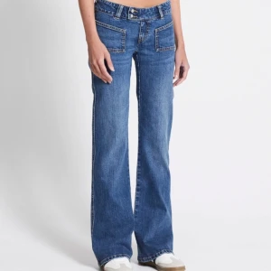 Blå bootcut jeans - Säljer ett par snygga blå bootcut jeans med låg midja. Nypris :400kr. Är helt nya med prislappen kvar. 