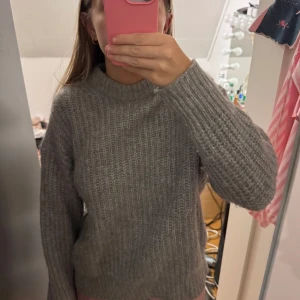 grå tröja  - En stickad tröja i färgen grå från zara. storlek s. en populär tröja och passar till allt 