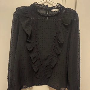 Svart blus  - En svart blus från märket pigalle. Köpte den på jeansbolaget för 499kr. Har använt Max 5 gånger.
