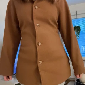 Brun kappa - En höstbrun kappa från Gina tricot som går att justera med ett band. Superfin till hösten. Skriv vid funderingar🩷