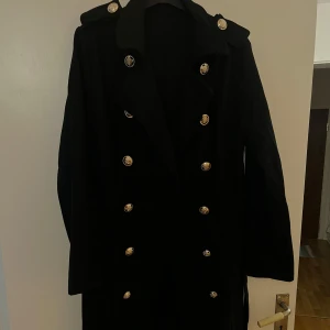 Svart kappa - Svart kappa oanvänd  500kr Finns i Malmö  Storlek 38 /M
