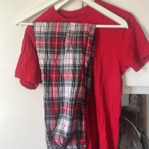 Pyjamas set  - Köpte förra julen, har växt ur dem tyvärr. Inga skador eller så. 