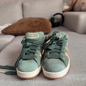 Adidas campus 00s mint gröna  - Säljer mina Adidas campus som är köpta för 1599 men tyvärr inte kommer till användning då jag har ett par andra i en annan färg🩵 dom passar perfekt nu till höst och är super snygga ❤️‍🔥