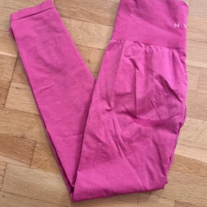 Rosa träningstights från NVGTN - Rosa tights från NVGTN. Känt för att forma ben o rumpa bra!