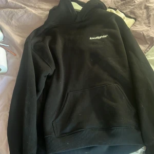 Svart hoodie - Kommer inte till användning, använd typ 3 ggr . Tvättad 1 gång