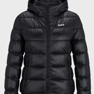 Hugo boss vinterjacka - Säljer denna Hugo boss vinterjackan. Säljer pågrund av den inte kommer till användning mer. Säljer för 1 200kr, kan diskutera pris privat. Original pris 2 399kr. Den är i storlek Xs och är i bra skick. 