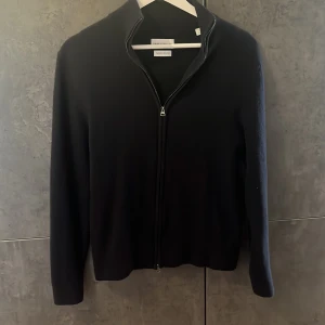 Hel zip tröja  - Säljer min favorit tröja då den dessvärre blev för liten för mig. Riktigt snygg (mörkblå) hel zip