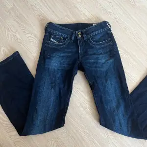 Lågmidjade jeans ifrån diesel, använda 1 gång och super bra skick! Midjemått- 34cm rakt över, innerbenslängd- 78cm, total längd-99cm, benvidd-22cm❣️