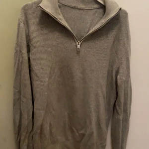 Halv zip - Knappt använd bara legat i garderoben storlek M men passar som L. Tröjan är  köpt på nypris runt 1,1 priset kan alltid sänkas vid snabbaffär den har även väldigt fräsch och fin Kashmir tyg