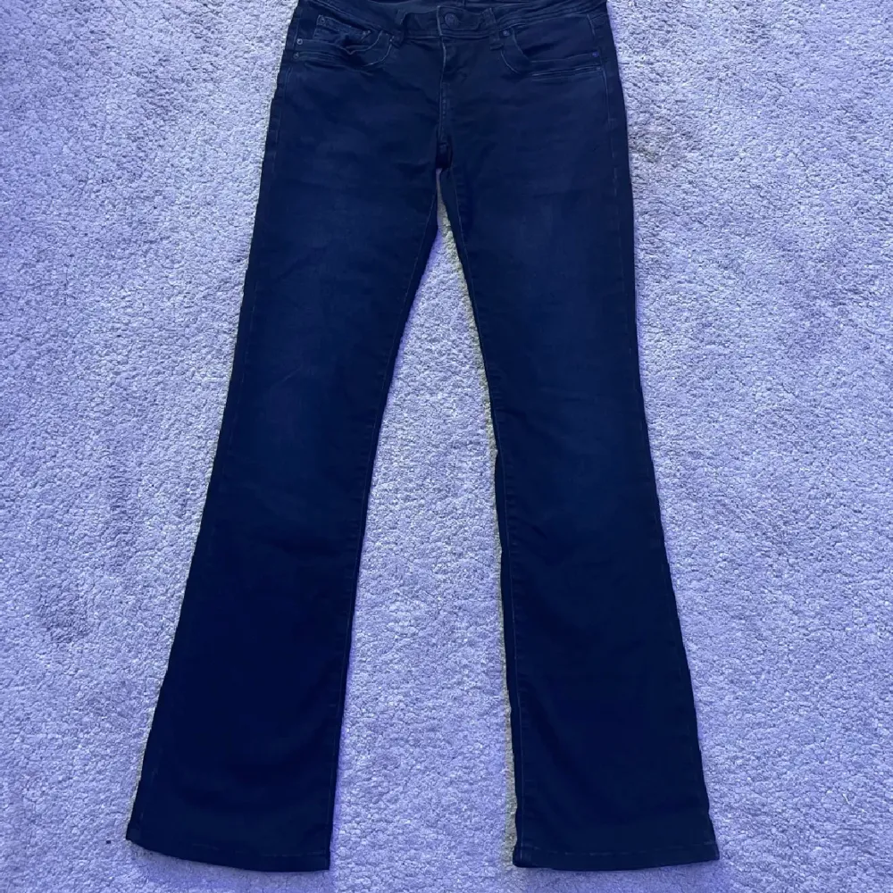 Säljer dessa LTB jeans då de va stora i midjan. Dom har använts 4-5 gånger så de e i väldigt bra skick🩷de är lågmidjade och bootcut men syns it så bra på bilderna då de var för stora. köp dessa så sparar du 215kr💕VILL FÅ DE SÅLDA FORT!!!!. Jeans & Byxor.