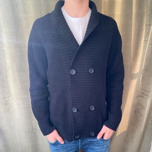 Svart cardigan  - Tja! Säljer denna sjukt snygga cardigan som är i toppen skick! Modellen på bilden är 184 och bär vanligtvis M men denna sitter något större! Vid minsta fråga eller fundering hör av er🤝