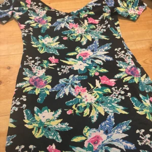 En sommrig klänning ☺️🙏🌸💐🌷 - Bra skick