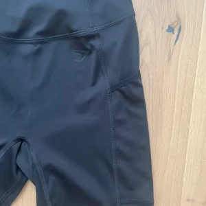 Snygg träningsshorts med fickor - Mycket bra skick, använda en gång! Normala i storleken