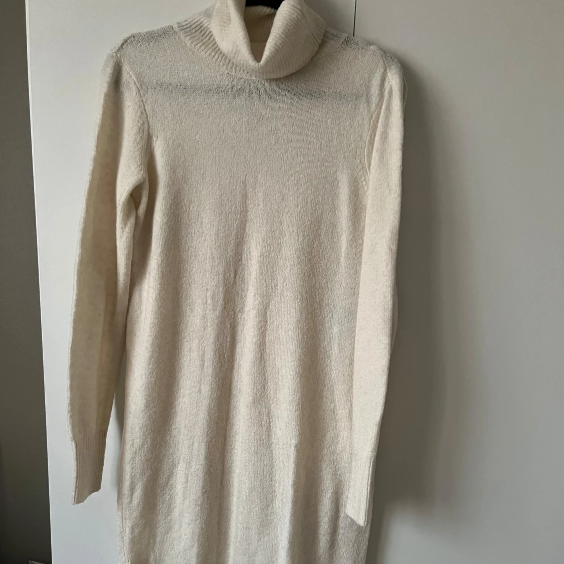 Creame färgad stickad klänning