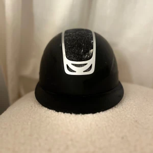 Ridhjälm  - Ridhjälm med bra skick bara smutsig men går att skrubba bort, andvänd lite mer men alldrig slagit i backen, inlägget finns inte med 