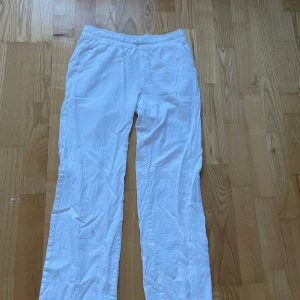Lågmidjade linnebyxor - Lågmidjade linnebyxor från lager 157 i storlek 160. Fint skick och säljer då de är för korta.