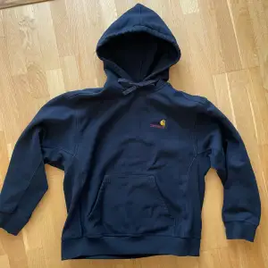 Säljer hoodie från Carhartt. Aldrig använd, nypris: 1395kr. Storlek L, skriv för frågor eller mått🫶