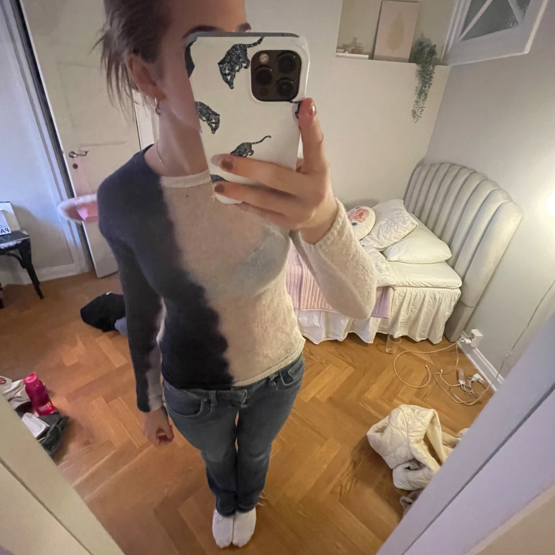 Vit och svart långärmad tröja