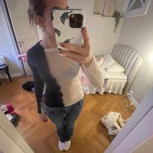 Vit och svart långärmad tröja - Säljer denna jätte snygga Weekday tröjan som är lite genomskinlig. Perfekt för både vardag och festliga tillfällen. 