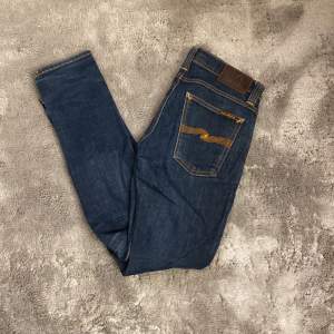 Säljer nu dessa sjukt snygga Jeans från Nudie i storlek 28/30 ,Skick 9/10, inga defekter. Pris: 299 kr, kan diskuteras vid snabb affär!