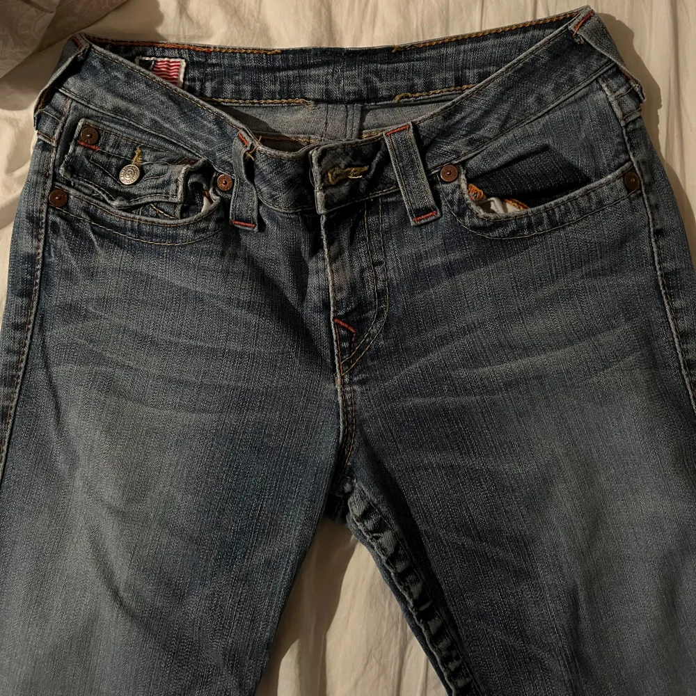 super fina bootcut true religion jeans i storlek S. kan inte visa bilder på då dem är för små. midjemåttet är 35cm och innerbensmåttet är 81cm.. Jeans & Byxor.