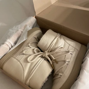 Inuikii vinter skor  - Säljer dessa fina och mysiga inuikiis wedge som enbart används ett fåtal gånger utomhus. Jag kommer att putsa av de innan de fraktas så att de ser som ny ut! Original lådan skickas med. Nypriset visas på sista bilden!!☺️💞 Ge bud!!!