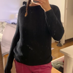 Stickad Tröja - Säljer denna mysiga tröja då den inte kommer till användning längre❤️ Stor i storleken då den är köpt i XS men passar både S och M skulle jag säga❤️
