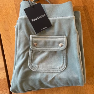 Juicy couture byxor - Del ray pocket pant i färgen chinois green. Aldrig använda, lappen sitter kvar.  Storlek small.