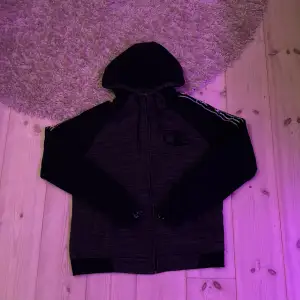 Riktigt snygg zip hoddie 🔥 Väldigt varm och skön under vintern Väldigt bra skick  Knappt använd  Skick 9/10