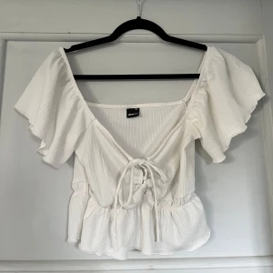 Vit blus - Gullig topp från Gina tricot, som ny!