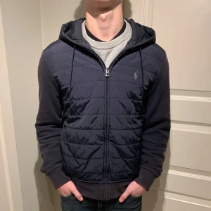 Ralph Lauren Cardigan - Eftertraktad raffe cardigan! | Den är i fint använt skick med nått tecken på användning men inga skador! | Storlek M. | Ställ gärna frågor innan du köper!