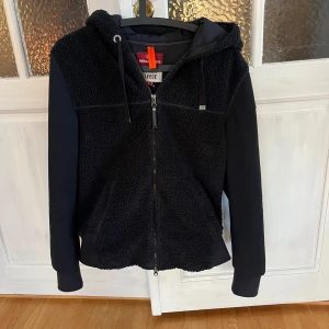 Parajumpers Bouclette Jersey Blouson - Snygg, varm och skön hybrid jacka från parajumper med väldigt bra kvalitet. Skick: 9,5/10. Nypris: 4900kr 