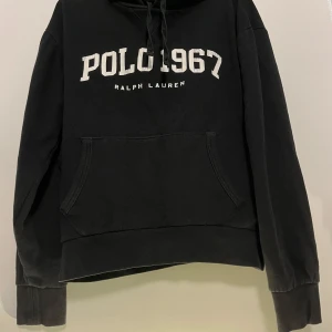 Ralph lauren hoodie - Fin Ralph Lauren hoodie använt skick men mycket kvar att ge! Skick som på bild, skriv vid minsta lilla fråga mvh Tendenza 🐠